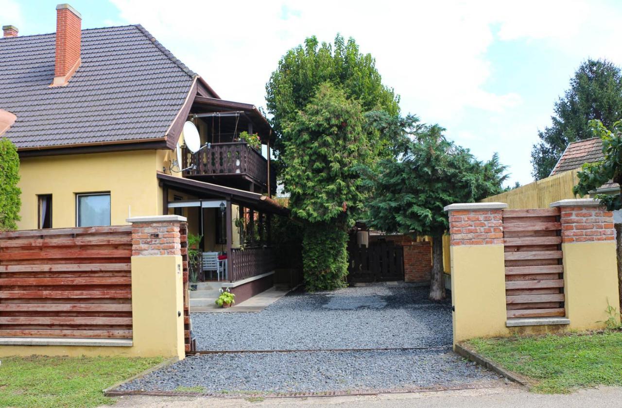 Emi Vendégház Balatonszárszó Extérieur photo